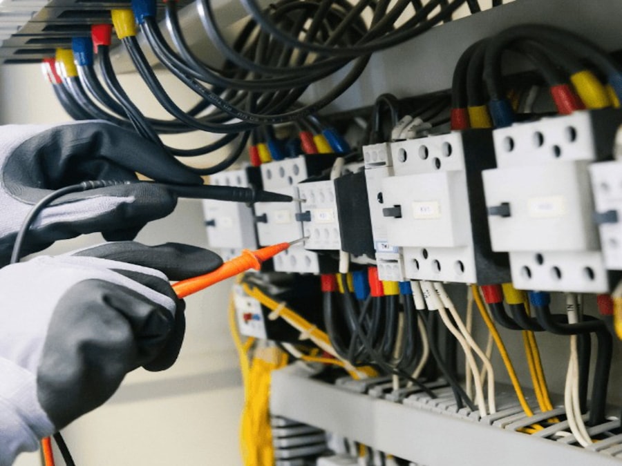 Eletricista a testar um quadro elétrico com multímetro